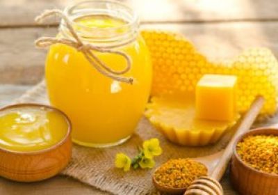 فوائد شمع العسل عديدة منها علاج المشاكل الجلدية