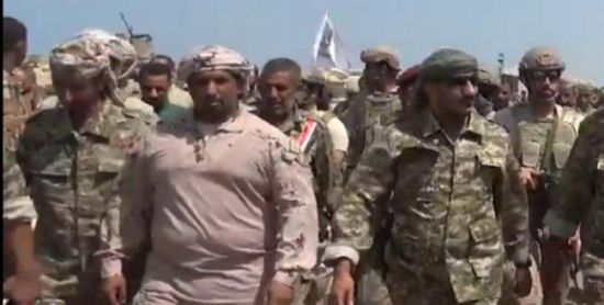 شاهد.. طارق صالح يظهر بصحبة قيادات عسكرية إماراتية 