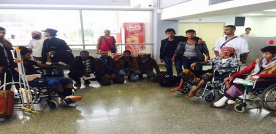 مئات المسافرين يفترشون أرضية مطار عدن والسبب؟
