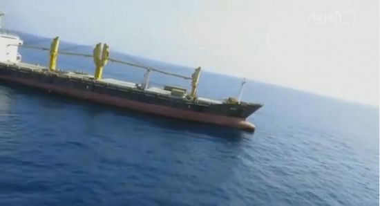 بالفيديو.. سفينة إيرانية مشبوهة بالقرب من السواحل اليمنية