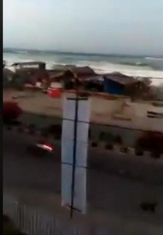 شاهد.. "تسونامي" يغمر أحد شوارع بالو بإندونيسيا