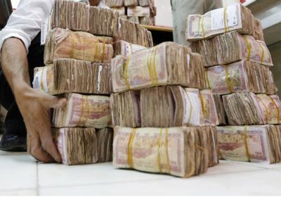 أنباء عن تعافي الريال مقابل العملات الأجنبية بعد منحة السعودية
