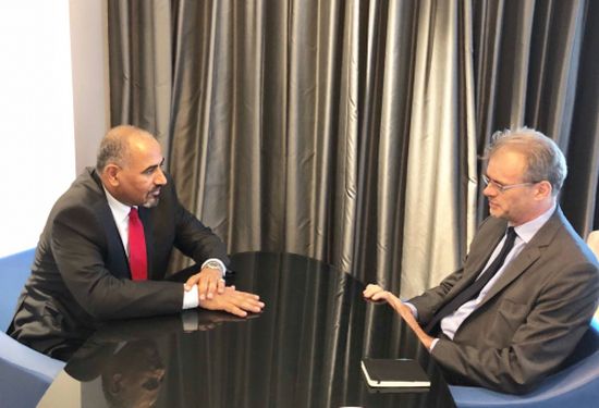 الزُبيدي يلتقي السفير الفرنسي ويناقش معه آخر التطورات السياسية والأمنية على الساحة اليمنية