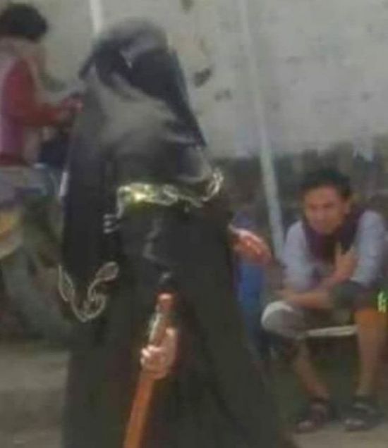 مليشيا الحوثي تستعين بتلك السيدة لتأديب المتظاهرات بصنعاء (صورة)