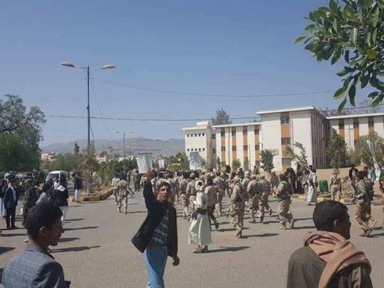 بالصور.. اعتقال 8 طالبات بجامعة صنعاء.. وتحركات حوثية لقمع "ثورة الجياع"