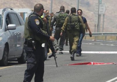 شاب فلسطيني يقتل اثنين من جنود الاحتلال 