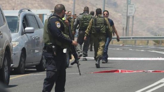 شاب فلسطيني يقتل اثنين من جنود الاحتلال 