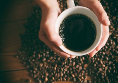 دراسة صادمة عن تناول القهوة بعد الاستيقاظ من النوم