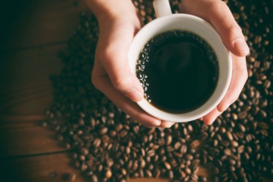 دراسة صادمة عن تناول القهوة بعد الاستيقاظ من النوم