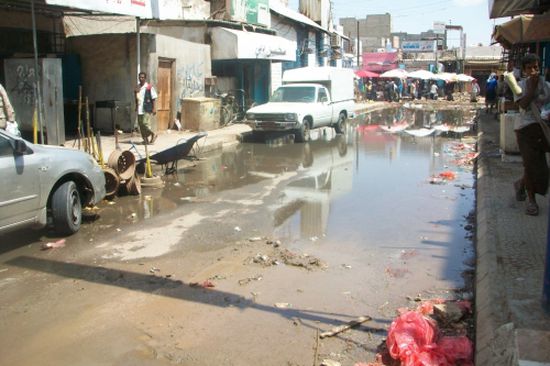مياه الصرف الصحي تطفح على الشوارع الرئيسية بعدن (صور) 