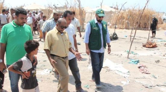 مدير الخوخة وممثلي مركز سلمان للإغاثة يتفقدون مخيم بني جابر