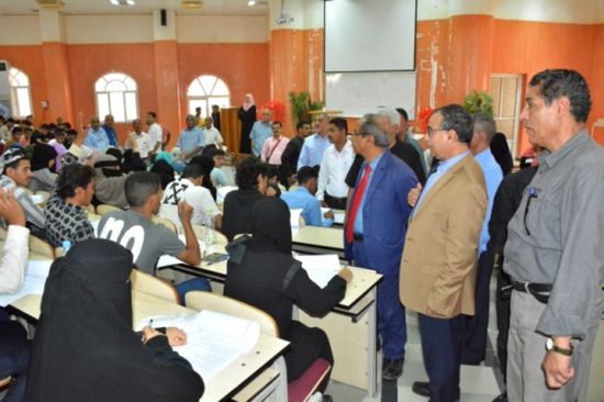 وزير التعليم العالي ورئيس جامعة عدن يتفقدان سير امتحانات القبول للسنة التحضيرية بكلية الطب ( صور )