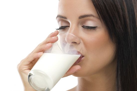 فوائد مذهلة لشرب كوب من الحليب في الصباح  