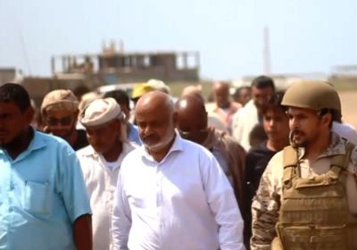 محافظ الحديدة يتوعد الحوثيين بأخذ ثأر أبرياء المخيم.. ويؤكد "موعدنا في الحديدة"