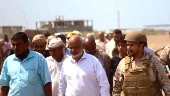 محافظ الحديدة يتوعد الحوثيين بأخذ ثأر أبرياء المخيم.. ويؤكد "موعدنا في الحديدة"