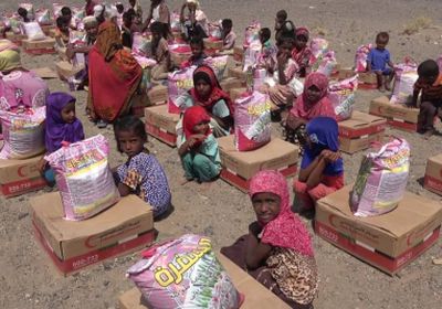الهلال الإماراتي يوزع مساعدات اغاثية على قرى الزهاري بالمخا