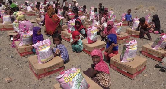 الهلال الإماراتي يوزع مساعدات اغاثية على قرى الزهاري بالمخا
