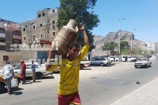 انعدام الغاز المنزلي أزمة جديدة تضاعف معاناة المواطنين في عدن ( تحقيق )