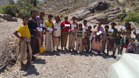 حلف أبناء يافع يقدم مساعدات مالية لـ 300 أسرة في الأزارق بالضالع