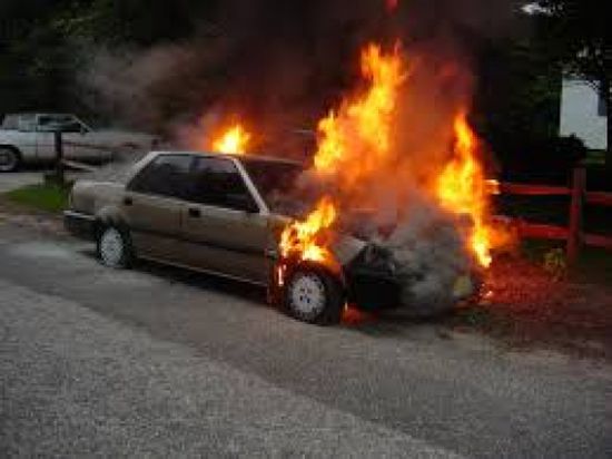 لرفضه إعطاءه "ريموت" التلفاز.. أمريكي يحرق سيارة زوج والدته 