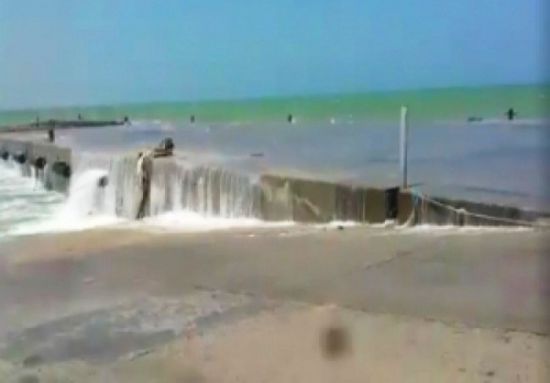 شاهد.. إعصار "لبان" يؤثر على منسوب المياه بشواطئ سقطرى