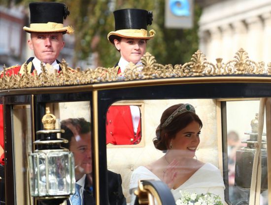 «شاهد» فستان زفاف حفيدة ملكة بريطانيا يكشف عن مفاجأت في جسدها