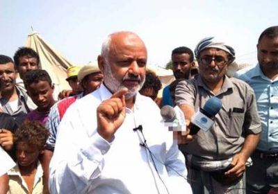 بعد قصفه من قبل الحوثيين.. محافظ الحديدة يزور مخيم للنازحين «صورة»
