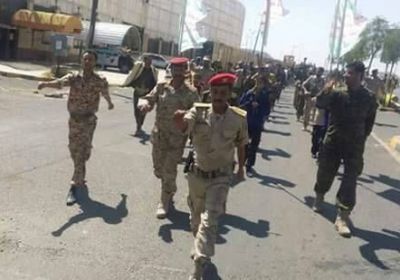 لخوفها من تظاهرات الجياع.. مليشيا الحوثي تقيم عرضا عسكريا لإرهاب المواطنين