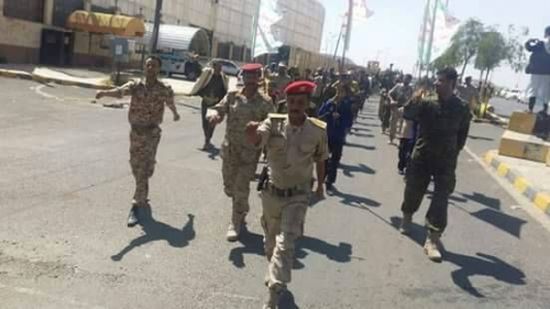 لخوفها من تظاهرات الجياع.. مليشيا الحوثي تقيم عرضا عسكريا لإرهاب المواطنين