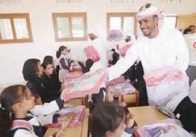 الهلال الأحمر الإماراتي يوزع 6 ألاف حقيبة مدرسية على الطلاب باليمن