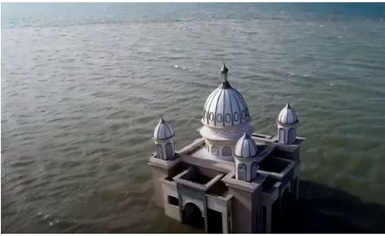 المسجد العائم يرفض الخضوع أمام الزلزال ( صور ) 