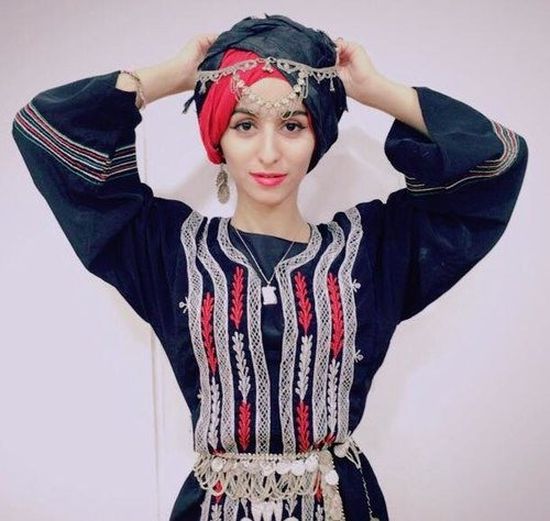 جميلة اليمن تشعل مواقع التواصل الاجتماعي بملابس من التراث..  فيديو