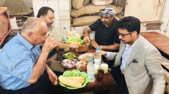 بالصور.. رئيس المجلس الانتقالي يتناول العشاء بأحد المطاعم الشعبية بعدن 