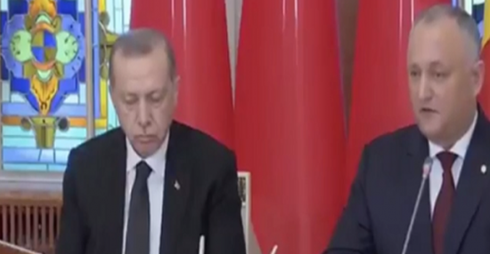 بالفيديو.. أردوغان يفرك عينيه لمقاومة النعاس في مؤتمر صحفي