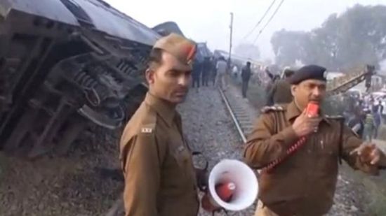 قطار يدهس مواطنين ومقتل 50 شخصًا في الهند