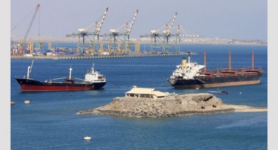 إنقاذ 14 بحارا لدى جنوح سفينة في سواحل عدن