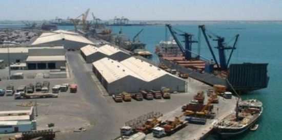 مسؤول حكومي يوضح حقيقة منع إرسال قوافل المساعدات إلى المهرة عبر ميناء المعلا