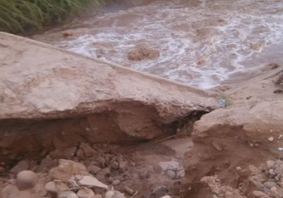 بالصور.. انهيار جسر باتيس في محافظة أبين بسبب الأمطار 