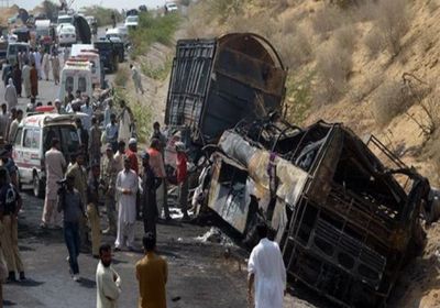 حادث سير عنيف في باكستان يودي بحياة 19 شخصًا
