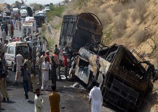 حادث سير عنيف في باكستان يودي بحياة 19 شخصًا