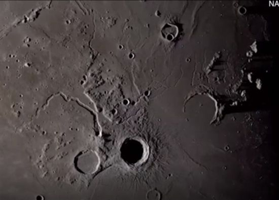ناسا تعرض صورا نادرة للقمر لأول مرة