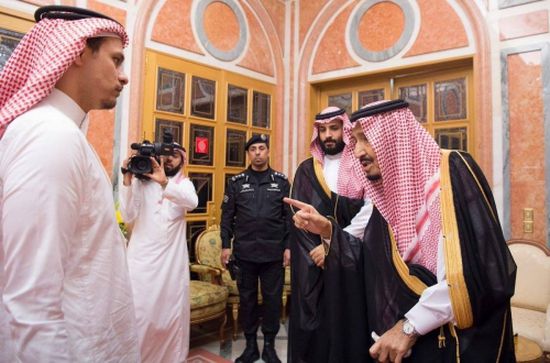 استقبال الملك سلمان وولى العهد لأسرة جمال خاشقجى لتقديم التعازى "صور"