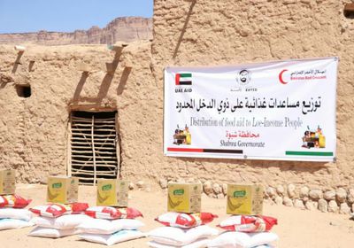 الهلال الأحمر الإماراتي يقدم مساعدات غذائية لمحافظة شبوة