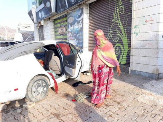 يعيشون في سيارة.. أم خالد وأطفالها حالة تعكس مؤساة نازحي الحديدة في عدن 