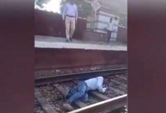 بالفيديو.. نجاة هندي من تحت عجلات القطار بأعجوبة  