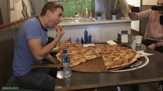 مطعم يتحدى زبائنه.. 500 يورو لمن يتناول بيتزا كاملة
