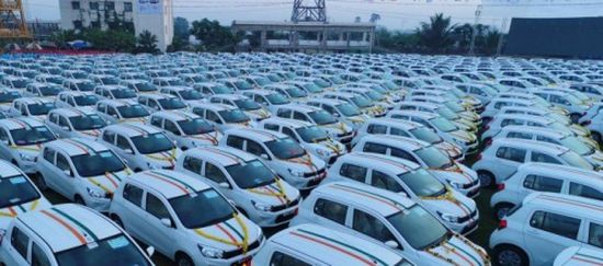 تاجر ألماس هندي يهدي موظفيه سيارات بقيمة مليوني دولار