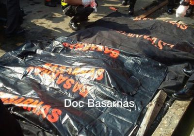 انتشال أشلاء جثث من موقع تحطم الطائرة الإندونيسية (صور)