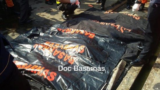 انتشال أشلاء جثث من موقع تحطم الطائرة الإندونيسية (صور)
