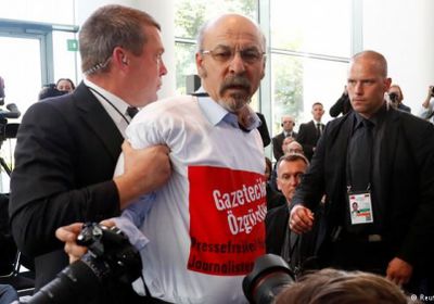 لمطالبته بالحرية في مؤتمر ميركل وأردوغان.. صحفي تركي مهدد بالطرد من ألمانيا  